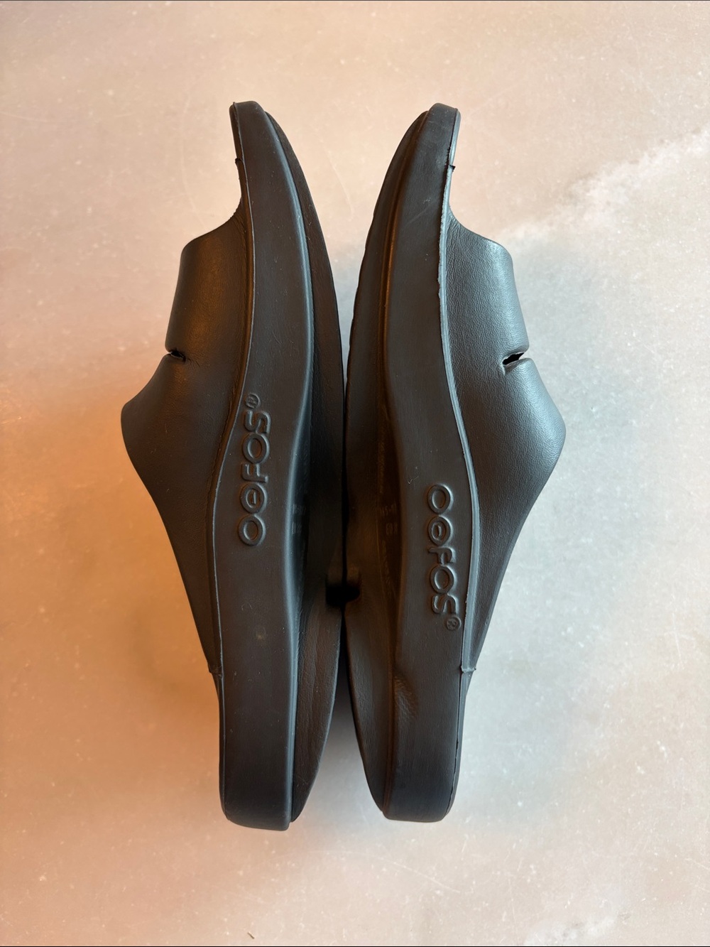 OOFOS Unisex M5-W7 Black Slide Sandals - Picture 3 of 4